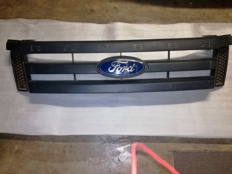 Ford Ranger T6 original grilles with badge - Private Seller Ford Ranger T6 original grilles with badge - Private Seller
