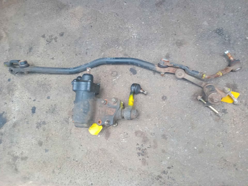 Ford ranger Wl 2.5 steering box and bars for sale WhatsApp or cell - Private Seller