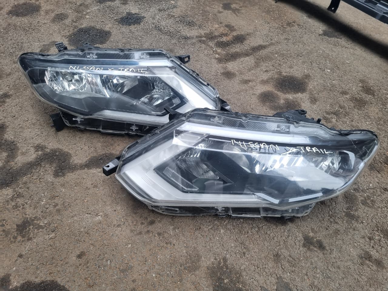 NISSAN X TRAIL HEADLIGHTS - Private Seller