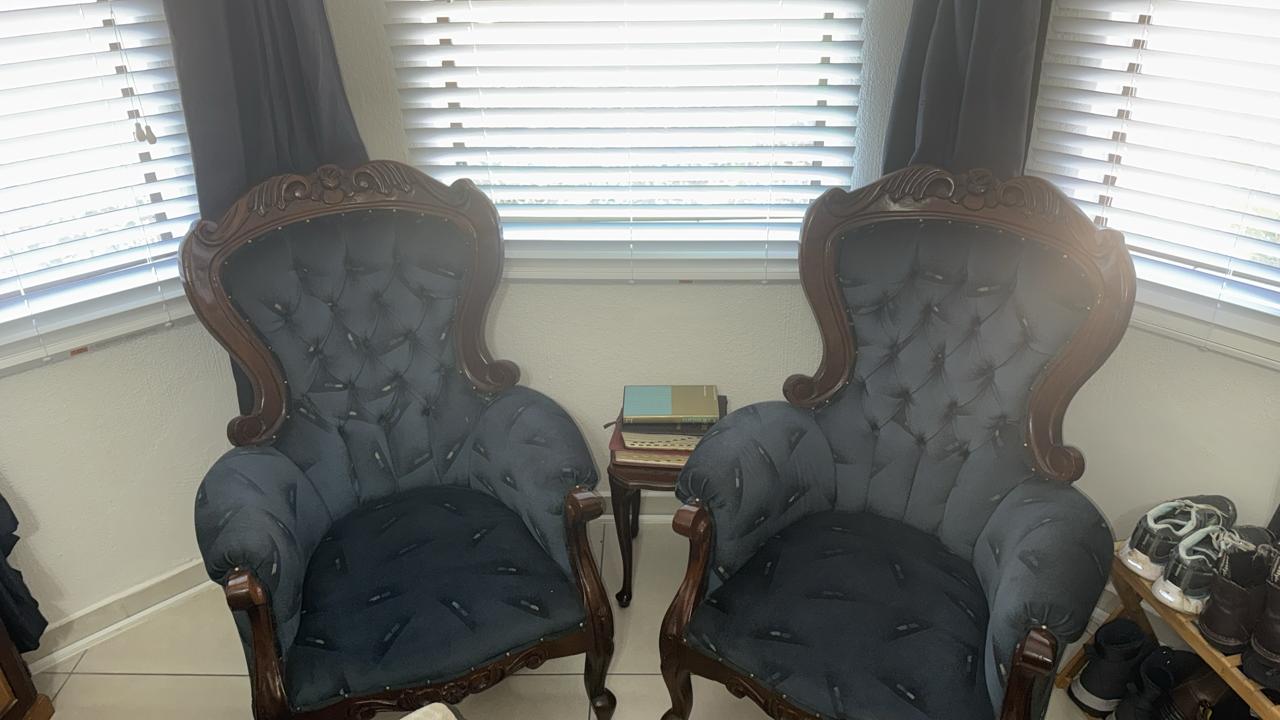 2 x Victorian Style lounge Chairs 2 x Victorian Style lounge Chairs