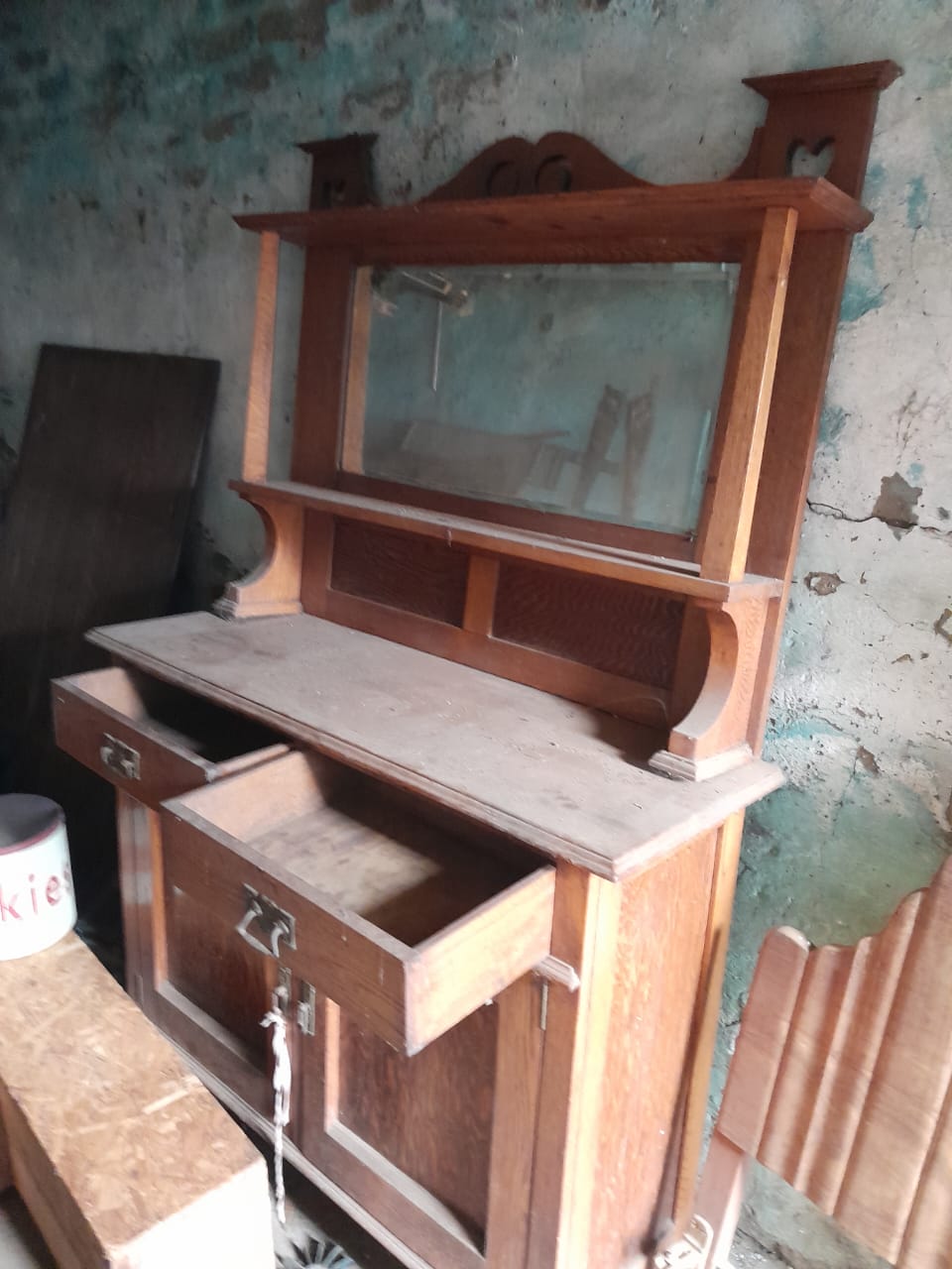 Various vintage antique, vintage, and art deco pieces.