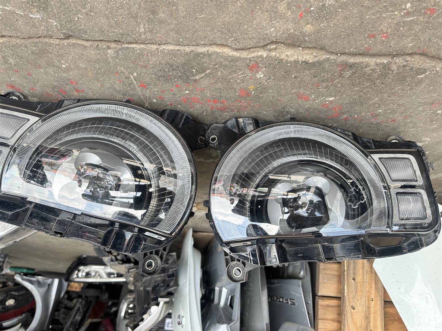 Land Rover Defender Left and Right Side Headlight’s - Private Seller Land Rover Defender Left and Right Side Headlight’s - Private Seller