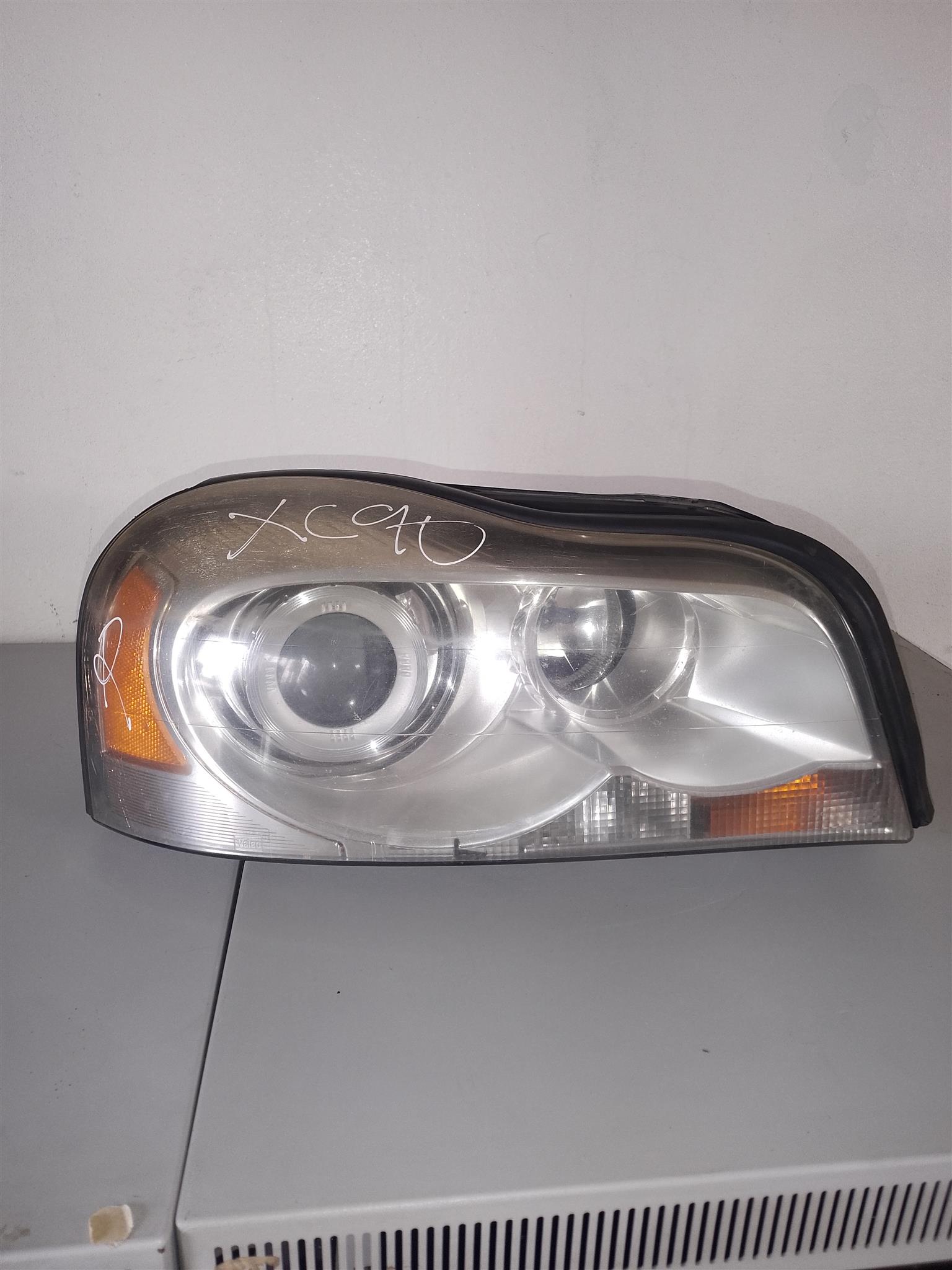 VOLVO XC90 RIGHT HEAD LIGHT FOR SALE (DELIVERY AVAILABLE NATION WIDE) - Private Seller VOLVO XC90 RIGHT HEAD LIGHT FOR SALE (DELIVERY AVAILABLE NATION WIDE) - Private Seller