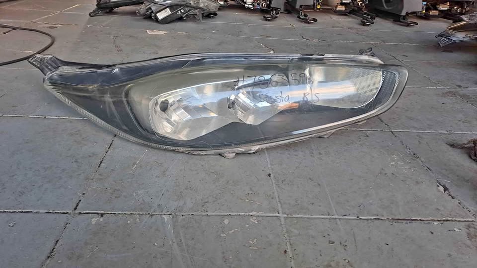Headlight Ford Fiesta 13- - Private Seller Headlight Ford Fiesta 13- - Private Seller