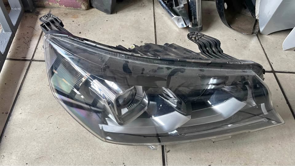 Peugeot LandTrek headlight - Private Seller Peugeot LandTrek headlight - Private Seller