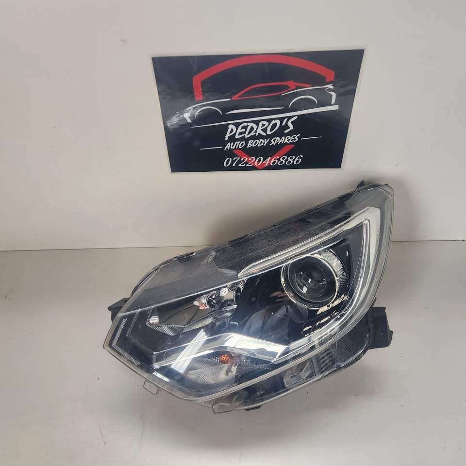 Renault Left Headlight - Private Seller Renault Left Headlight - Private Seller