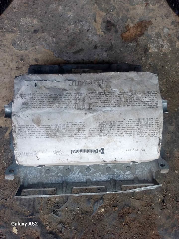 Airbag module Renault Clio 2 - Private Seller Airbag module Renault Clio 2 - Private Seller