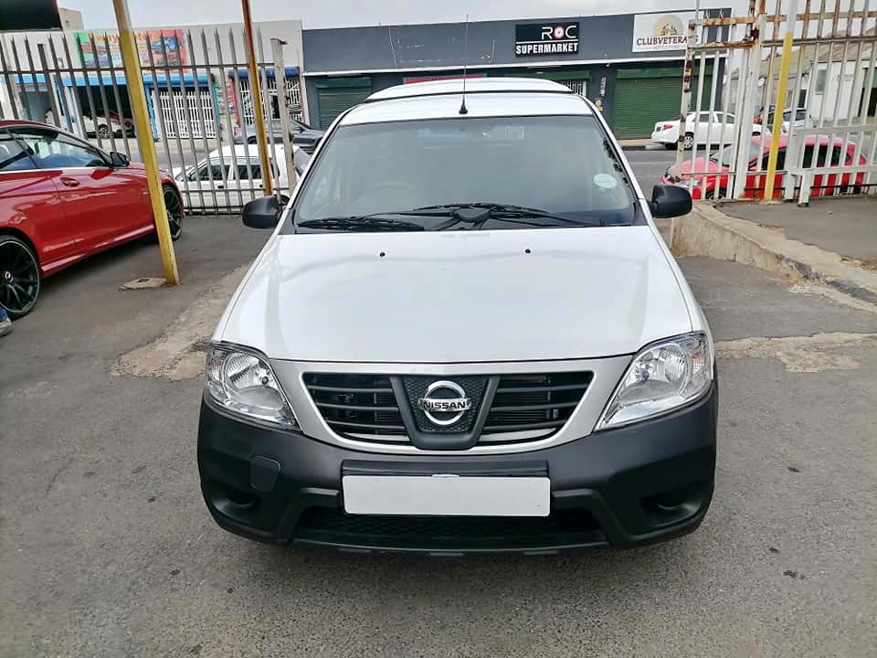 2021 Nissan Np200 1.6i Bakkie with a Canopy and spare key, service book