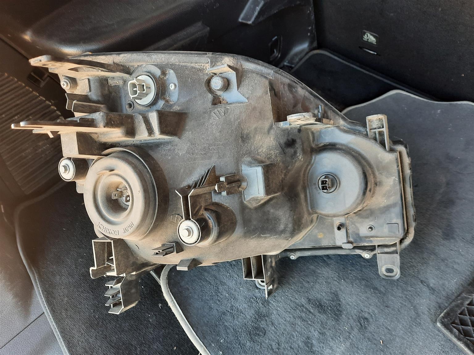 NISSAN X-TRAIL LEFT SIDE HEAD LIGHT - Private Seller