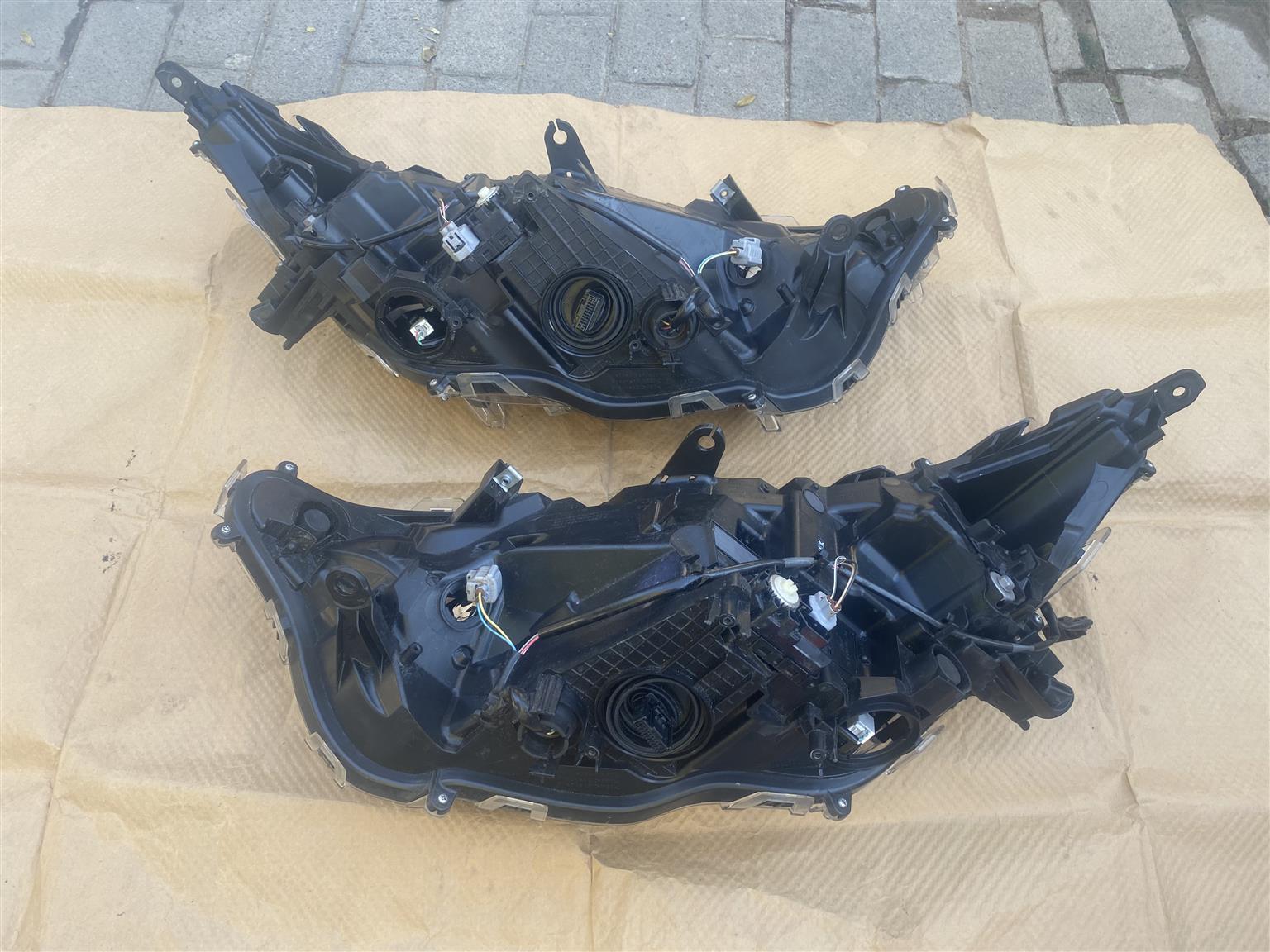 2024 TOYOTA RAV4 FULL LED HEADLIGHTS FOR SALE. IN PRISTINE CONDITION