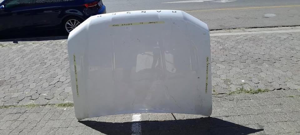 FORD RANGER T9 HEADLIGHT AND BONNET - Private Seller