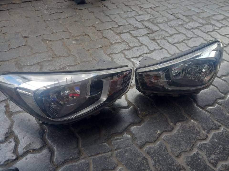 2016 - 2020 Kia Rio Pair of Headlights - Private Seller 2016 - 2020 Kia Rio Pair of Headlights - Private Seller