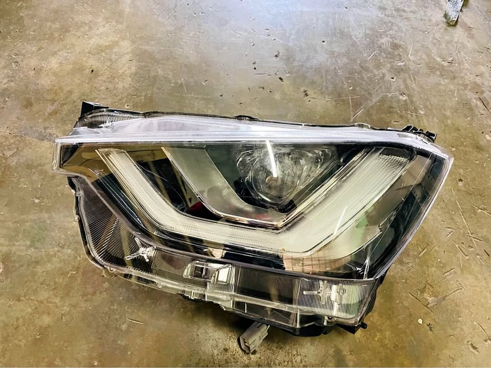 Isuzu D-Max LED HEADLIGHT 2020/23 - Private Seller Isuzu D-Max LED HEADLIGHT 2020/23 - Private Seller