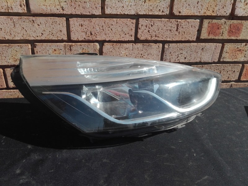 Renault Clio 4 Right headlight - Private Seller Renault Clio 4 Right headlight - Private Seller