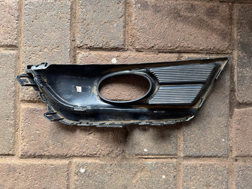 Honda CR-V Left Fog Light Cover Grill - Private Seller Honda CR-V Left Fog Light Cover Grill - Private Seller