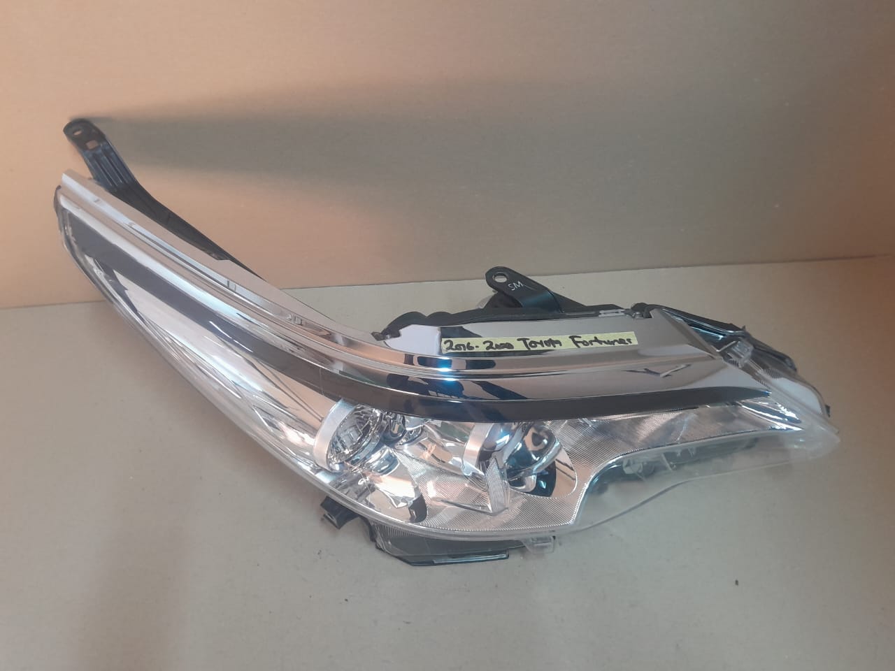 2016-2020 TOYOTA FORTUNER RIGHT SIDE HEADLIGHT FOR SALE - Private Seller
