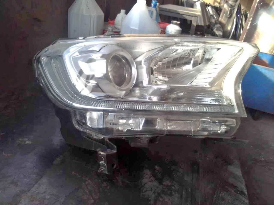 FORD RANGER T8 RIGHT SIDE HEADLIGHT - Private Seller FORD RANGER T8 RIGHT SIDE HEADLIGHT - Private Seller