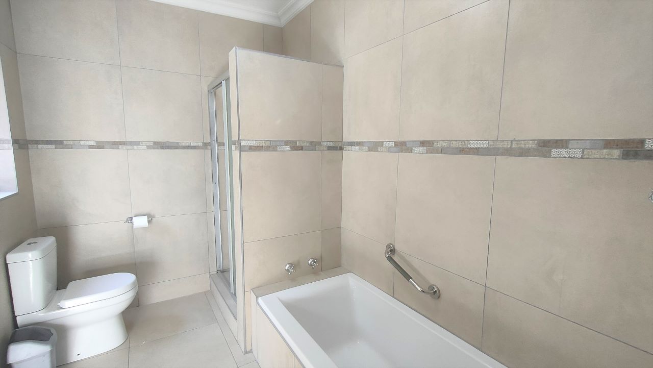 Fully furnished luxury room next to Faerie Glen hospital Junk Mail