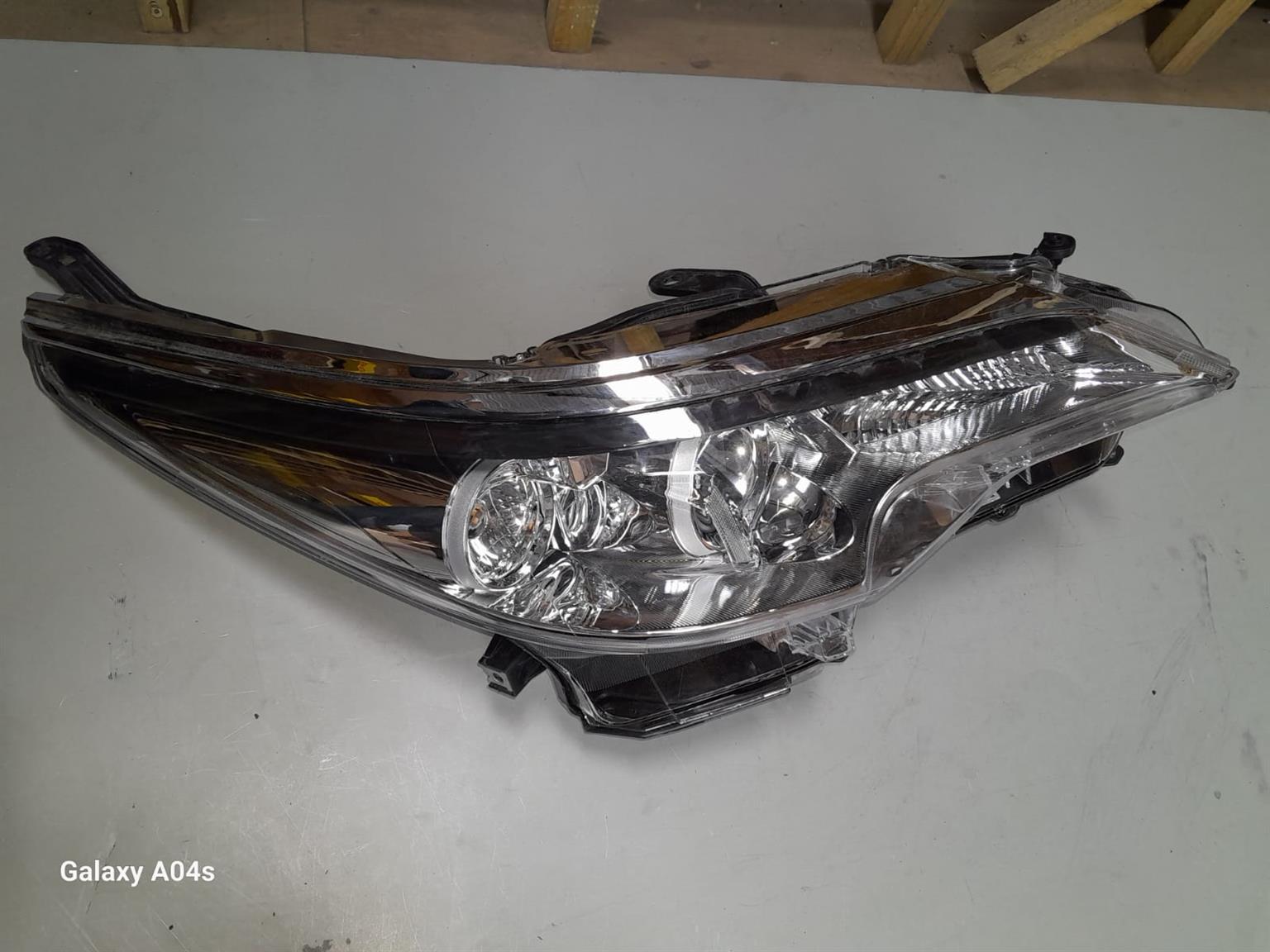 TOYOTA FORTUNER RIGHT FRONT HEAD LIGHT FOR SALE - Private Seller TOYOTA FORTUNER RIGHT FRONT HEAD LIGHT FOR SALE - Private Seller