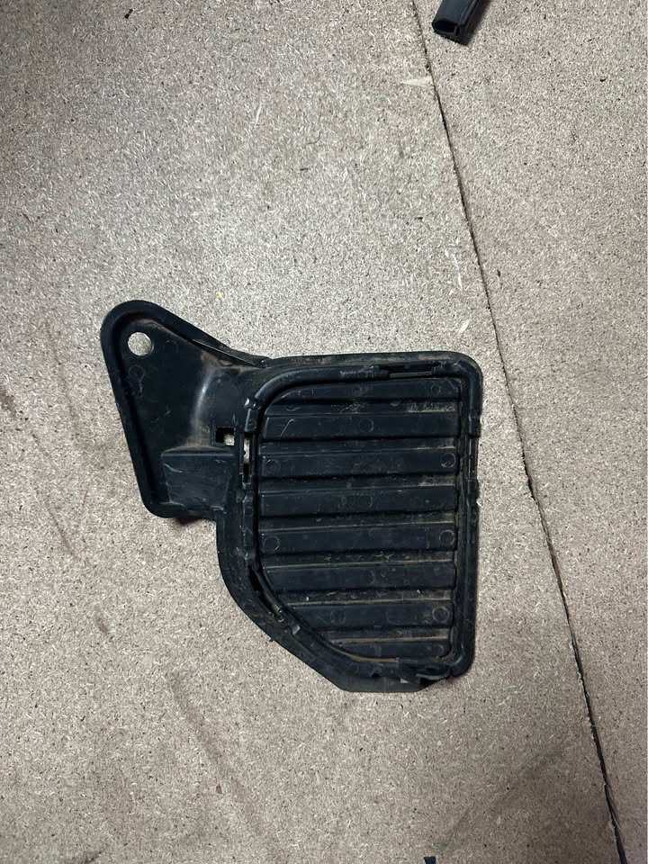 Toyota Quantum right side fog light cover - Private Seller Toyota Quantum right side fog light cover - Private Seller