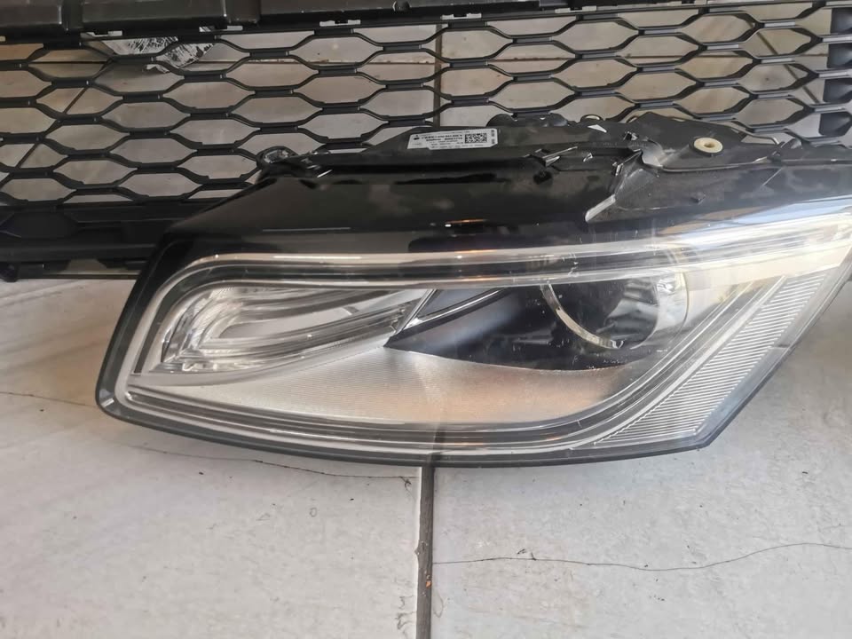 Audi Q5 left headlight - Private Seller