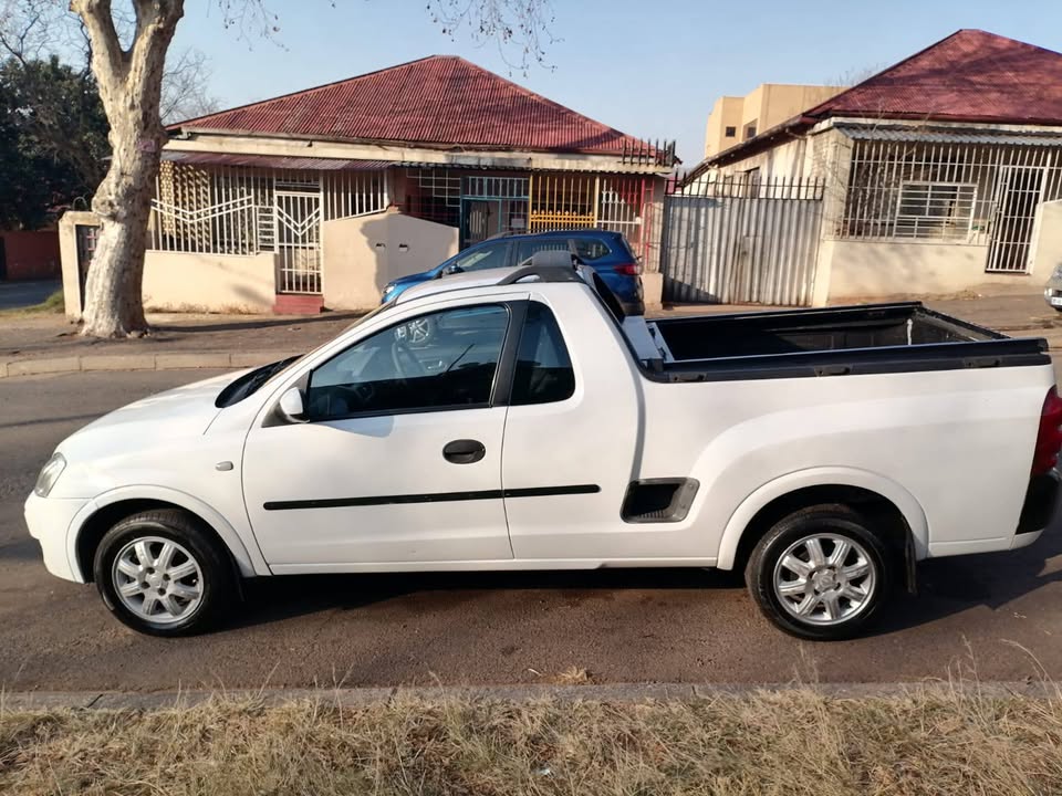 2011 CHEVROLET BAKKIE 1.7 DIESEL MANUAL TRANSMISSION IN EXCELLENT CONDITION