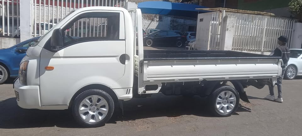 2007 HYUNDAI BAKKIE H100 2.6 DIESEL, WHITE COLOUR, 106000KM