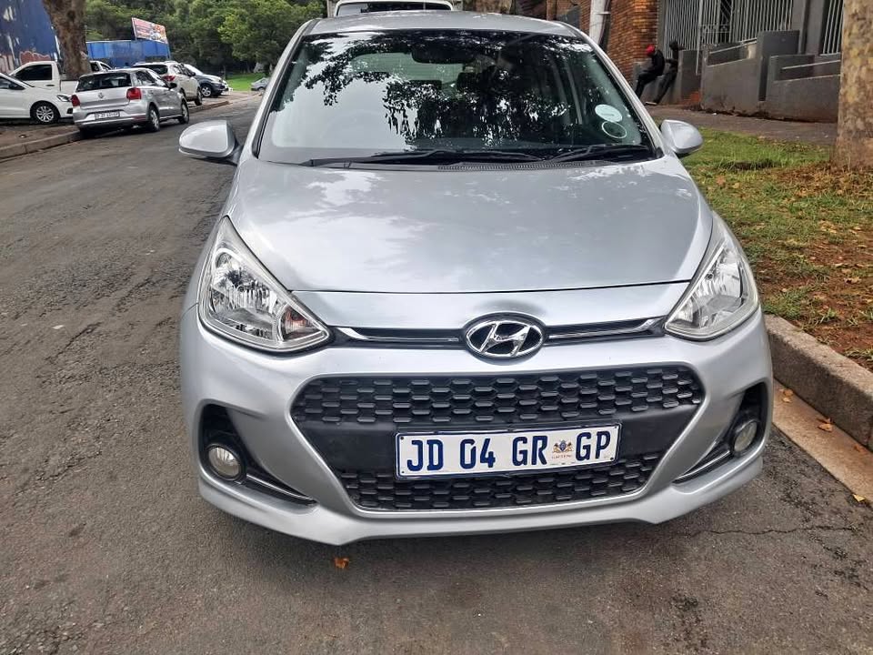 Hyundai i10 grand Silver 2019 for