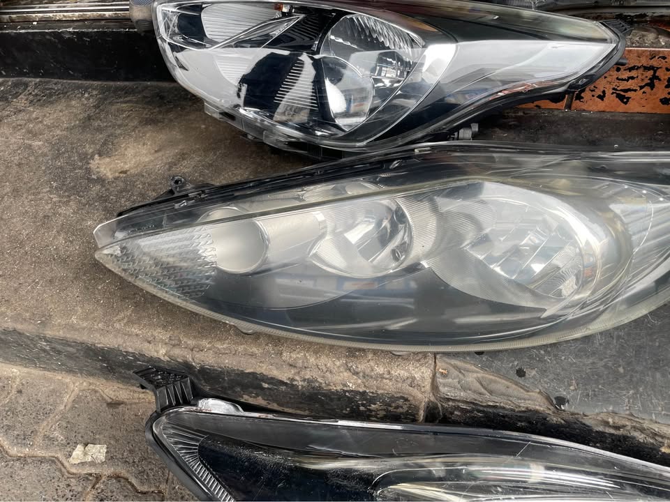 Ford Fiesta Fish mouth Headlight left side - Private Seller Ford Fiesta Fish mouth Headlight left side - Private Seller