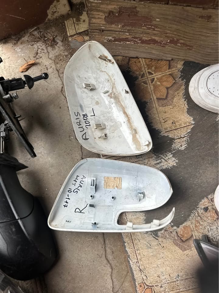 Toyota Auris left and right mirror covers - Private Seller Toyota Auris left and right mirror covers - Private Seller