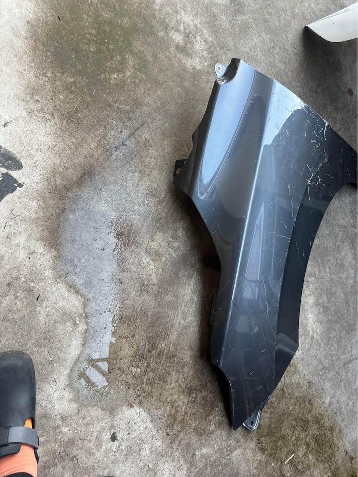 Toyota starlet left side fender - Private Seller