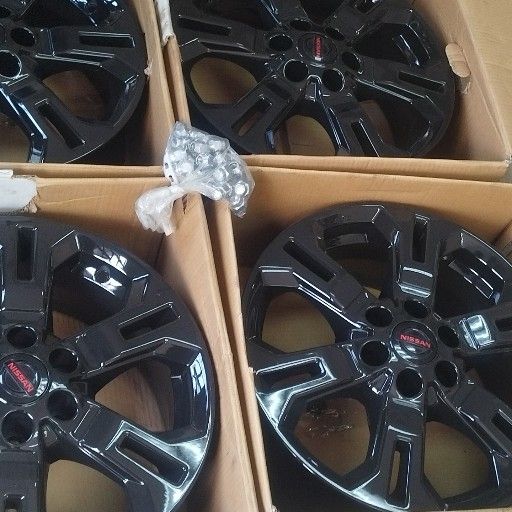 Nissan Navara black rims