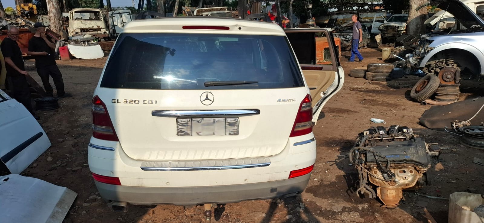 Mercedes-Benz GL320 X164 stripping used spares parts in white Mercedes-Benz GL320 X164 stripping used spares parts in white