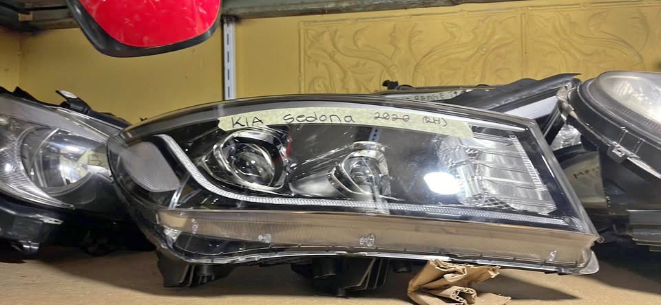 Kia Sedona headlight 2020 - Private Seller Kia Sedona headlight 2020 - Private Seller