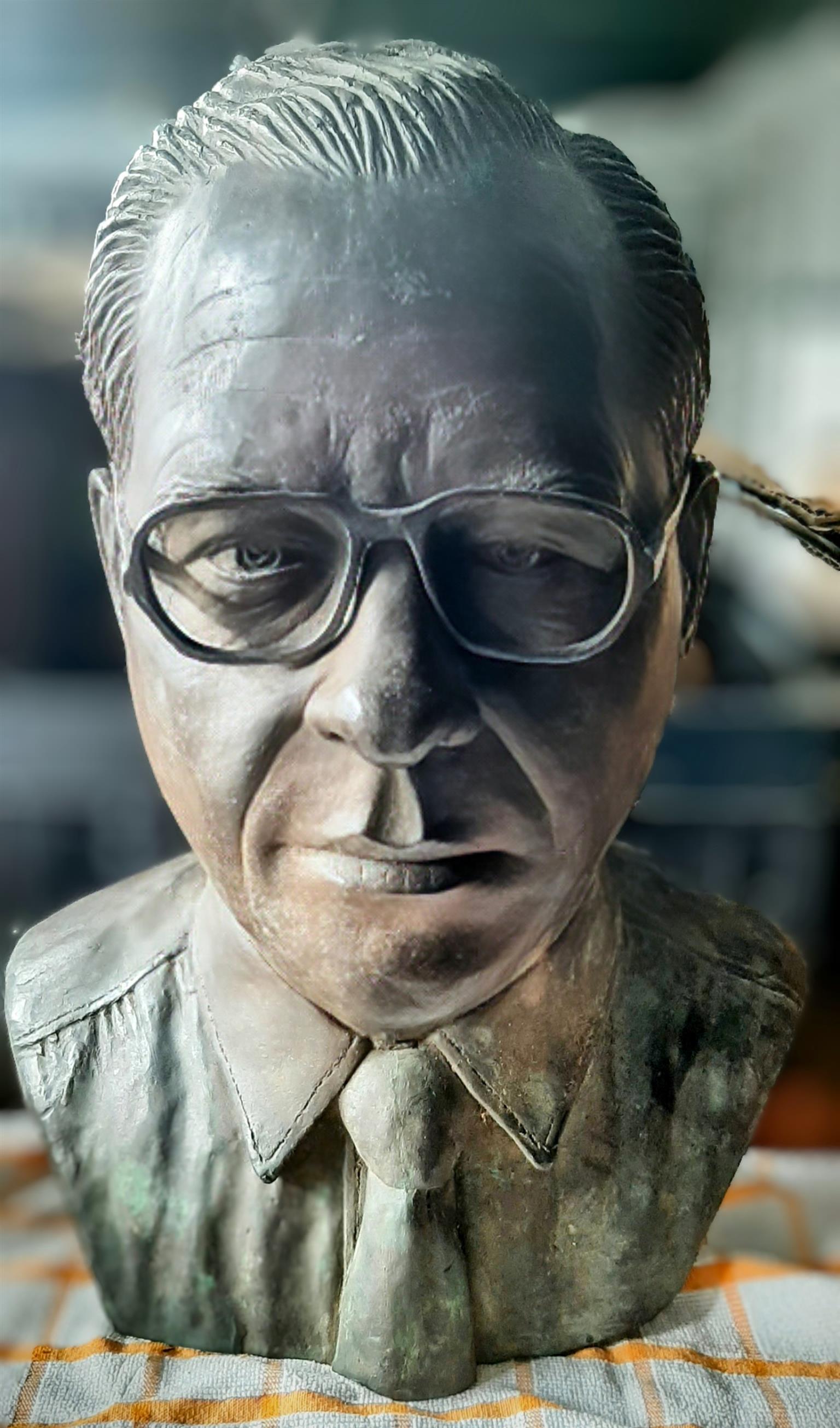 Solid bronze bust Hennie du toit 1985