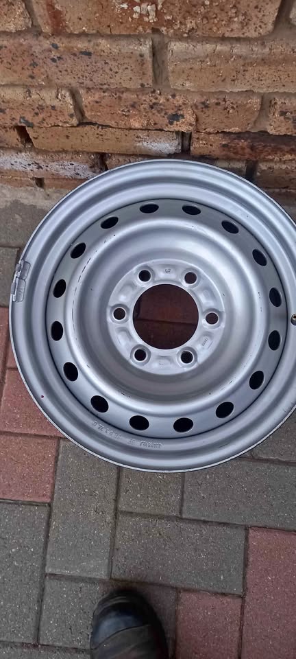 Isuzu 17 inch steel rim