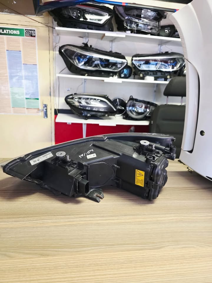 2012 AUDI A1 FRONT HEADLIGHT RIGHT SIDE - Private Seller