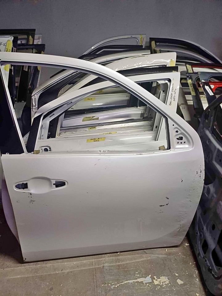 Toyota Hilux GD6 Door R Side 2018 Bumper & Headlights Auto Parts - Private Seller Toyota Hilux GD6 Door R Side 2018 Bumper & Headlights Auto Parts - Private Seller