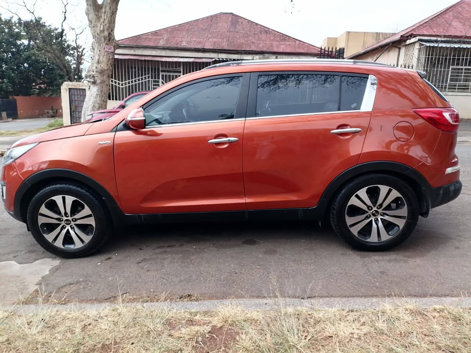 2012 KIA SPORTAGE 2.0 AUTOMATIC TRANSMISSION WITH LEATHER SEATS IN EXCELLENT CONDITION