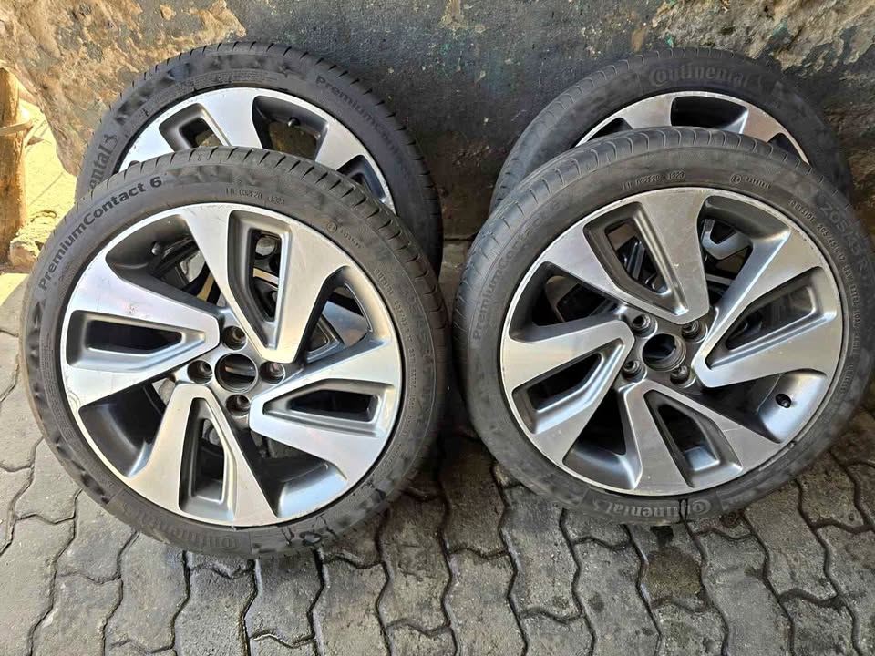 Set of 17 inch original Kia & Hyundai mags 4 X 100 pcd with new tyres