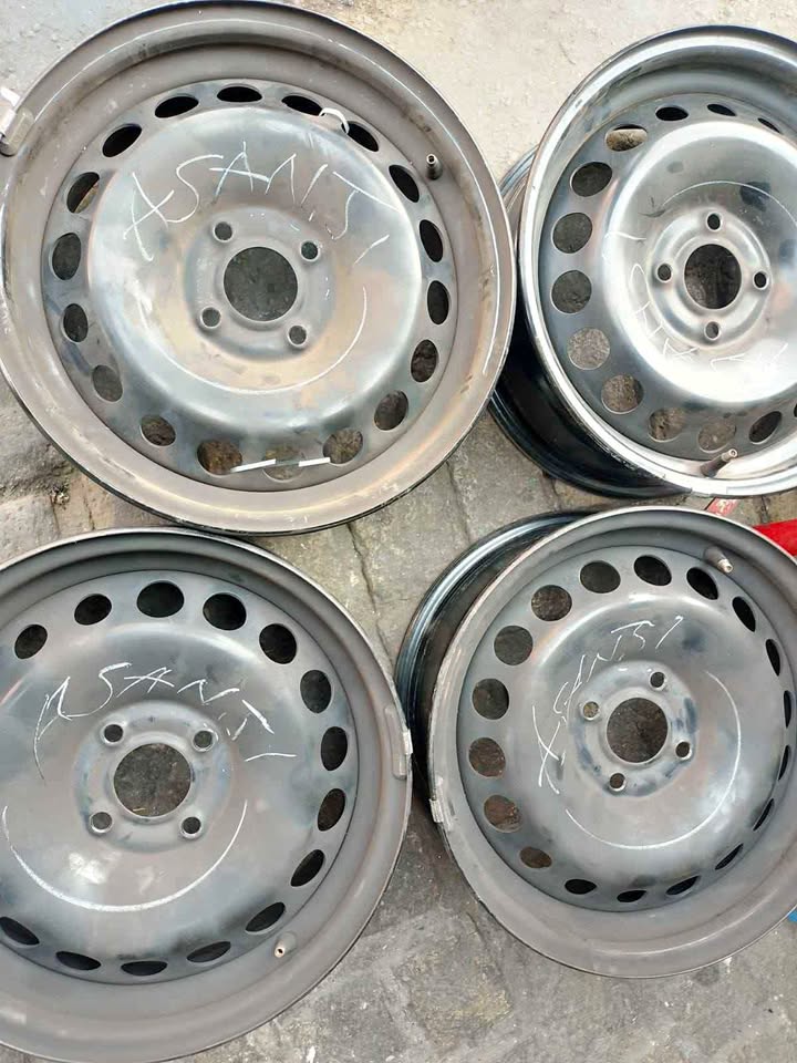 4 X 15 inch  Nissan NP 200 & Renault steel rims for sell with no damages - Private Seller
