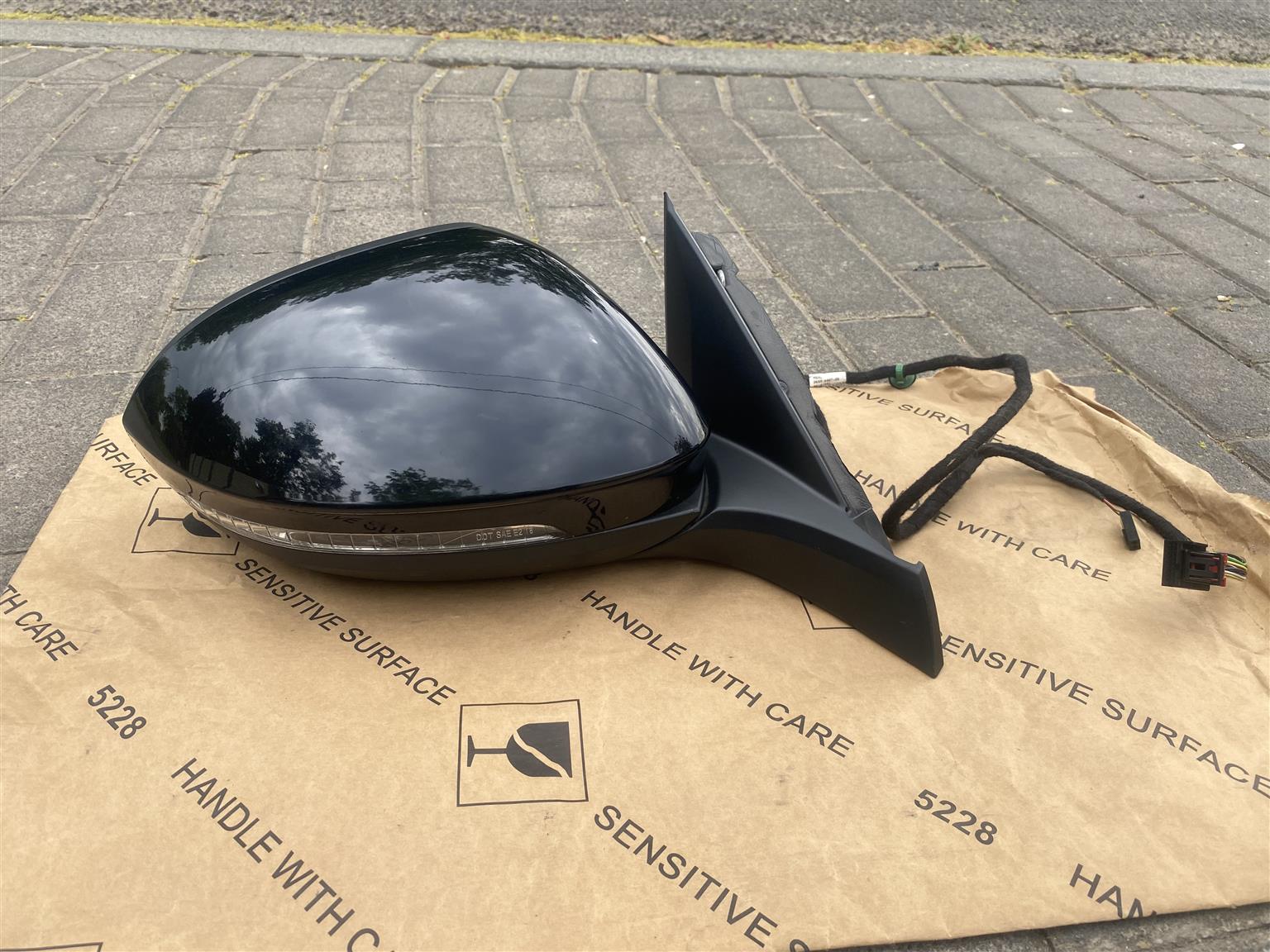 2022 VW T-ROC ELECTRONIC AUTO-FOLD DOOR MIRROR WITH CAMERA RIGHT SIDE FOR SALE. - Private Seller 2022 VW T-ROC ELECTRONIC AUTO-FOLD DOOR MIRROR WITH CAMERA RIGHT SIDE FOR SALE. - Private Seller