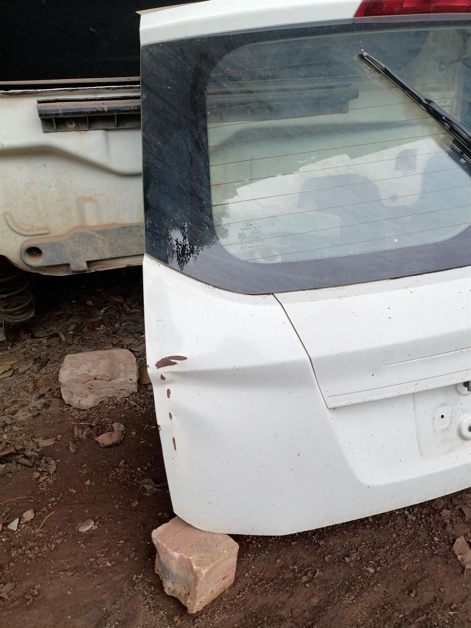 2013 Ford figo boots lid