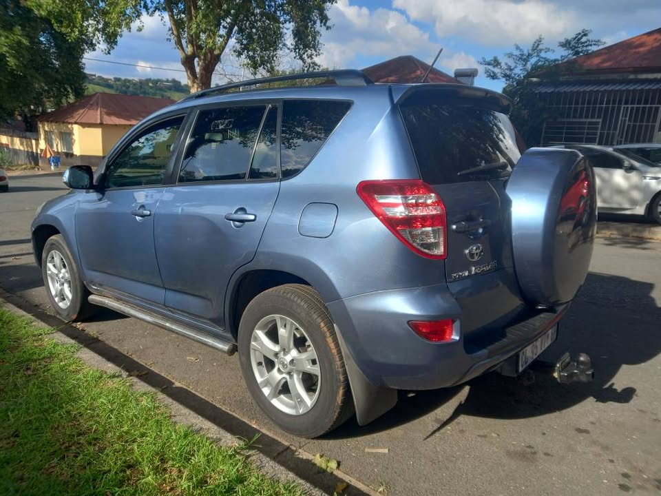 2010 TOYOTA RAV4 2.0 D4D Diesel, Manual. . Leather seats. Call Innocent . Blue Color,