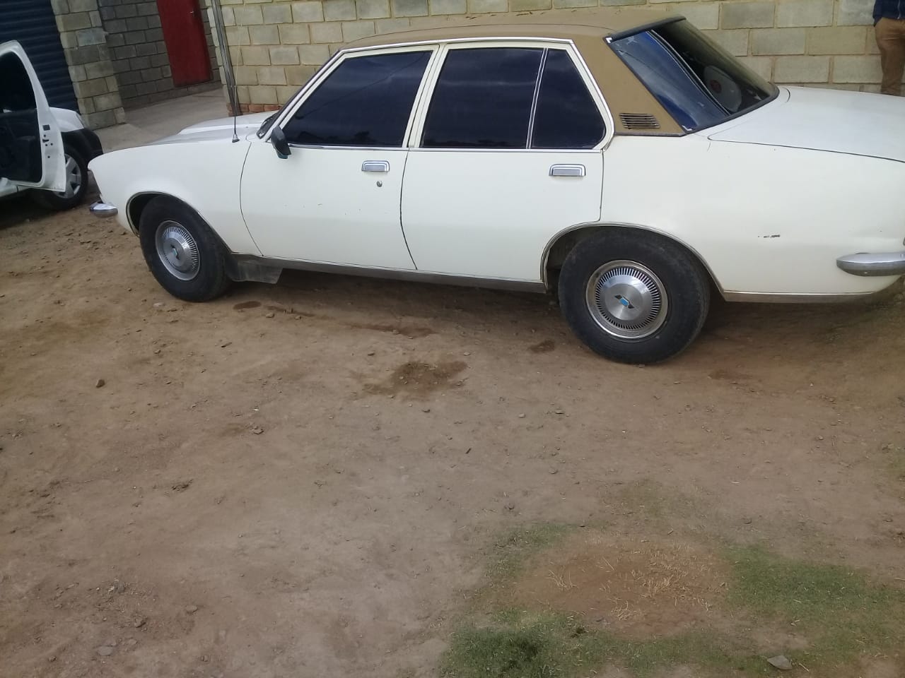 am selling Chevrolet 2.500 and chev elcamino 0725762448