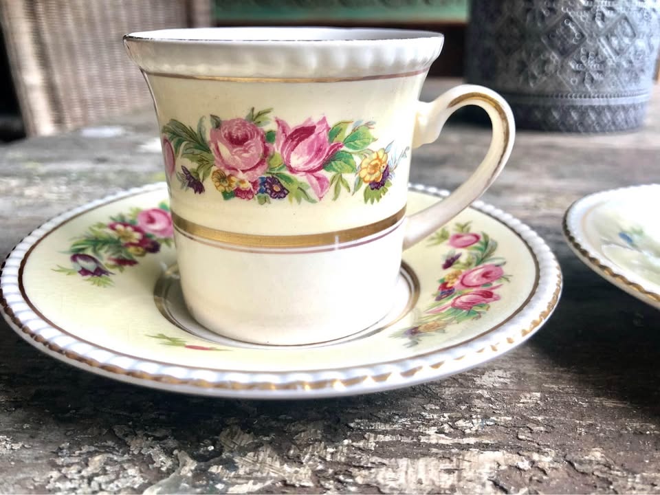 SIMPSONS POTTERY ENG AMBASSADOR WARE DEMI CUPS & SAUCERS HAMPTON COURT - 1 cup has chip as per pic