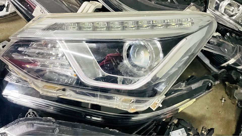 Isuzu MU-X Headlight - Private Seller Isuzu MU-X Headlight - Private Seller