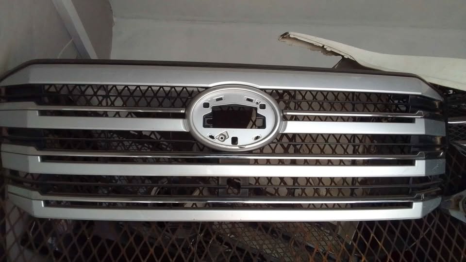 Toyota land cruiser LC300 GRILL - Private Seller Toyota land cruiser LC300 GRILL - Private Seller