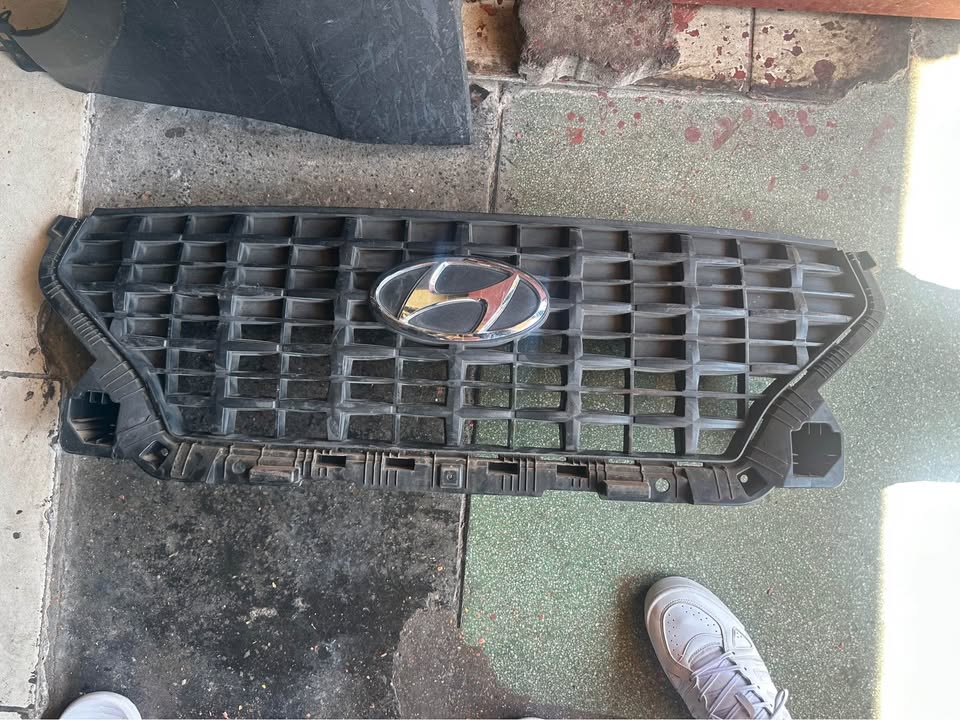 Hyundai venue top grille - Private Seller Hyundai venue top grille - Private Seller