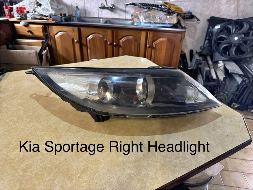 Kia Sportage Right Headlight - Private Seller Kia Sportage Right Headlight - Private Seller